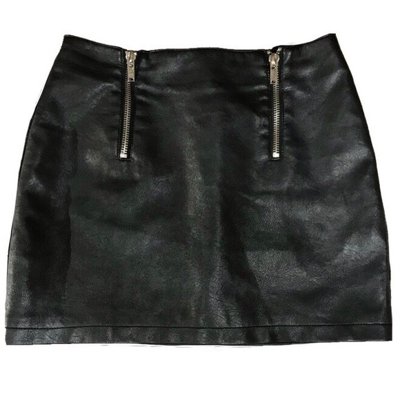 Forever 21 Dresses & Skirts - Forever 21 Faux Leather Zipper Mini Skirt